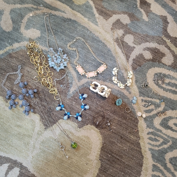 Accessories - Costume Jewelry Assortment‎ Necklaces Bracelet And Earrings Lot Bundle